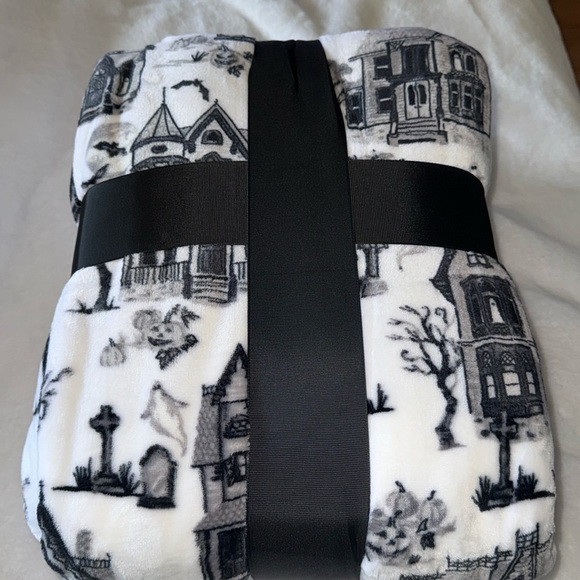 NEW Cynthia Rowley Halloween Haunted House Black & White Full/Queen Throw NWT - Picture 1 of 8